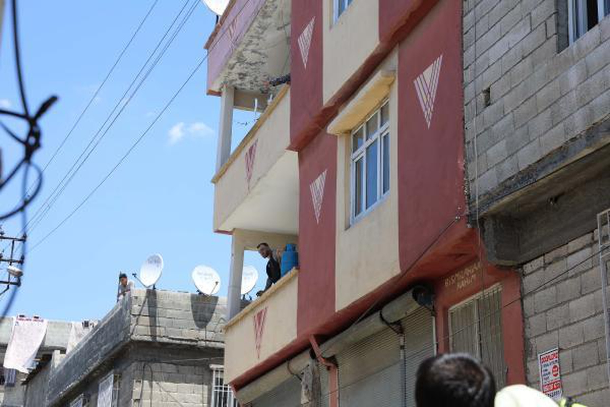 Borcu için icracılar geldi, eşyalarını yakıp pencereden attı