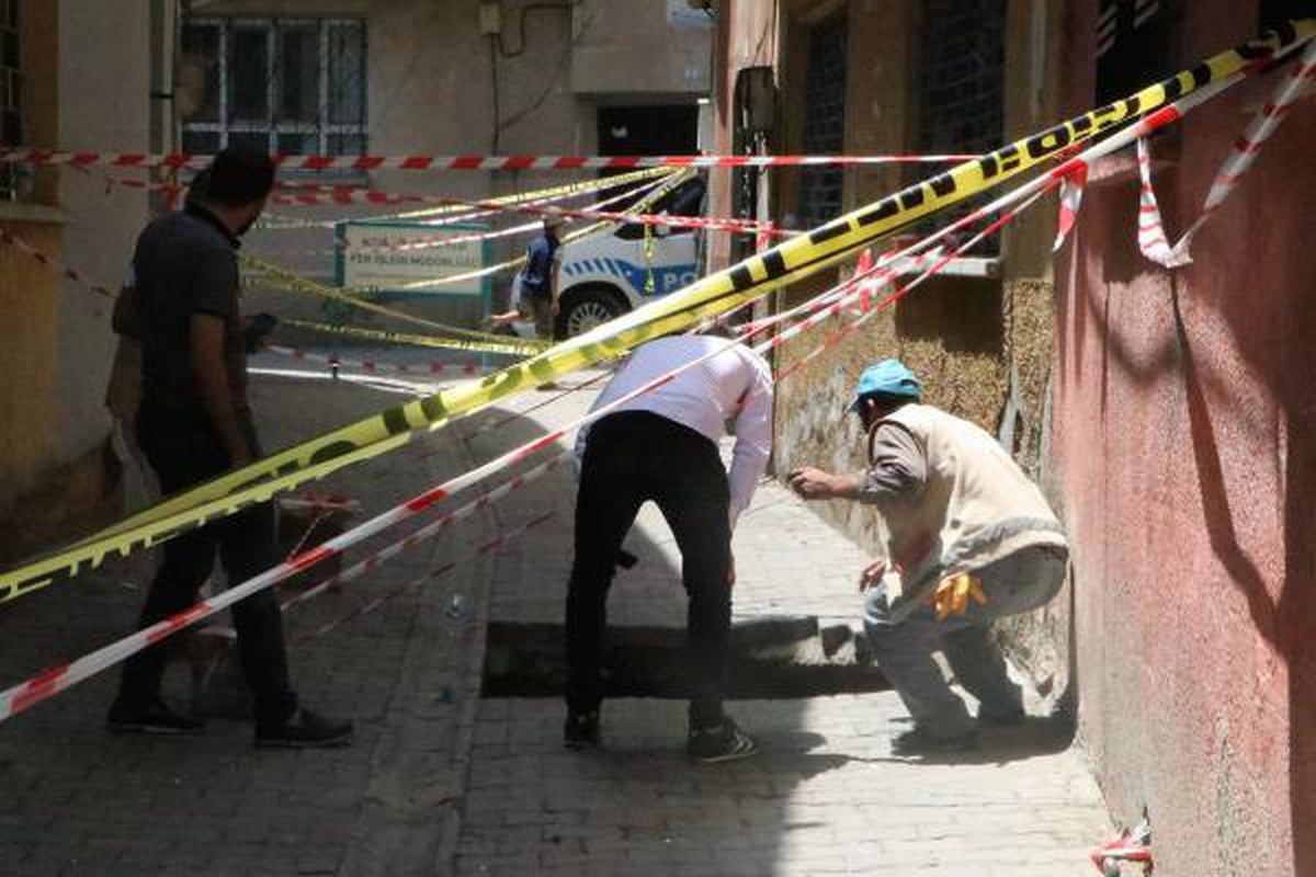 Çöken yolun altından Roma dönemine ait tünel çıktı
