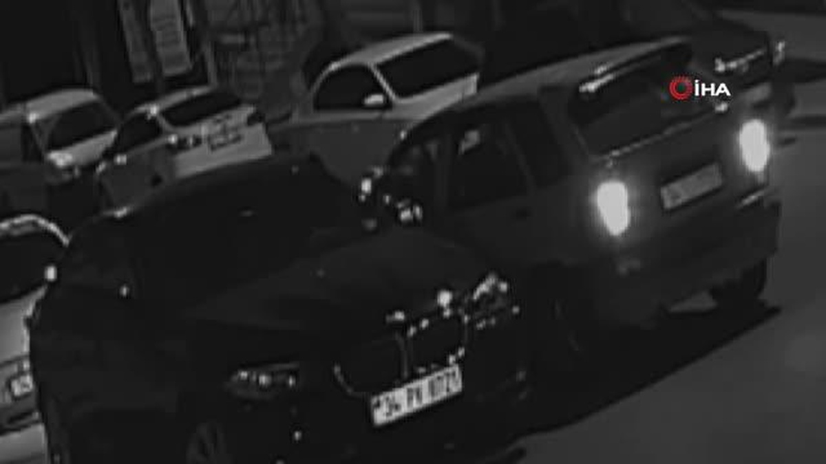 Esenyurt\'ta hırsızlar, lüks aracın ön konsolunu ikinci kez çaldı... O anlar kamarada