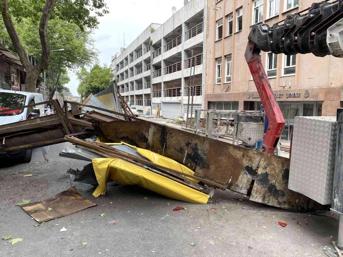 Son dakika haberi | Fatih\'te eski İBB ek hizmet binasının yıkımında yola demir parça düştü: 1 yaralı