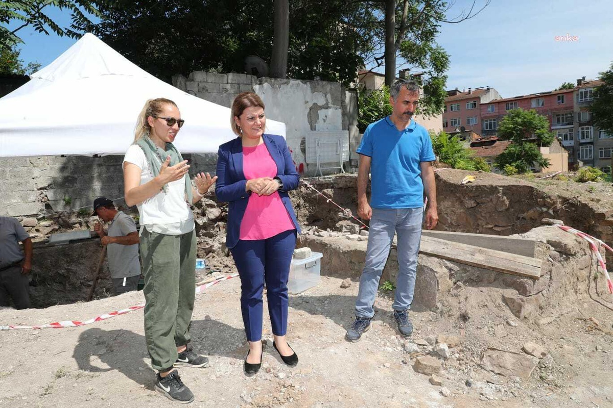 İzmit Belediye Başkanı Hürriyet, Çukurbağ Kazı Alanını İnceledi
