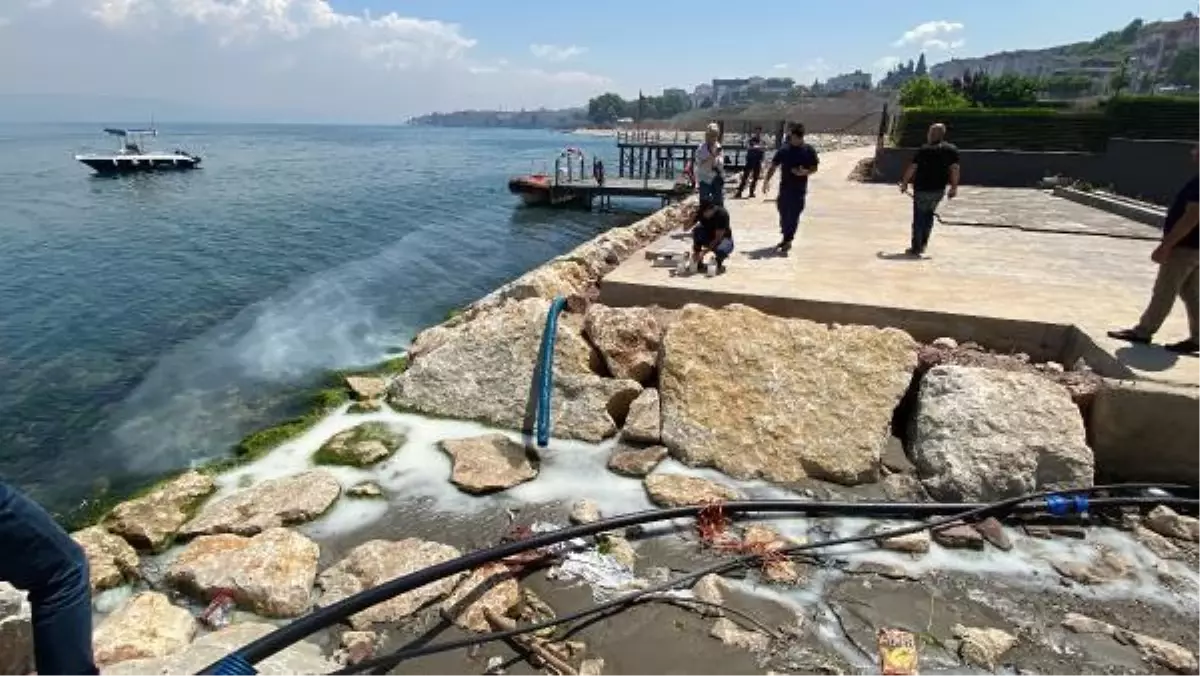 İzmit Körfezi'ne beyaz renkli sıvı aktı, inceleme başlatıldı