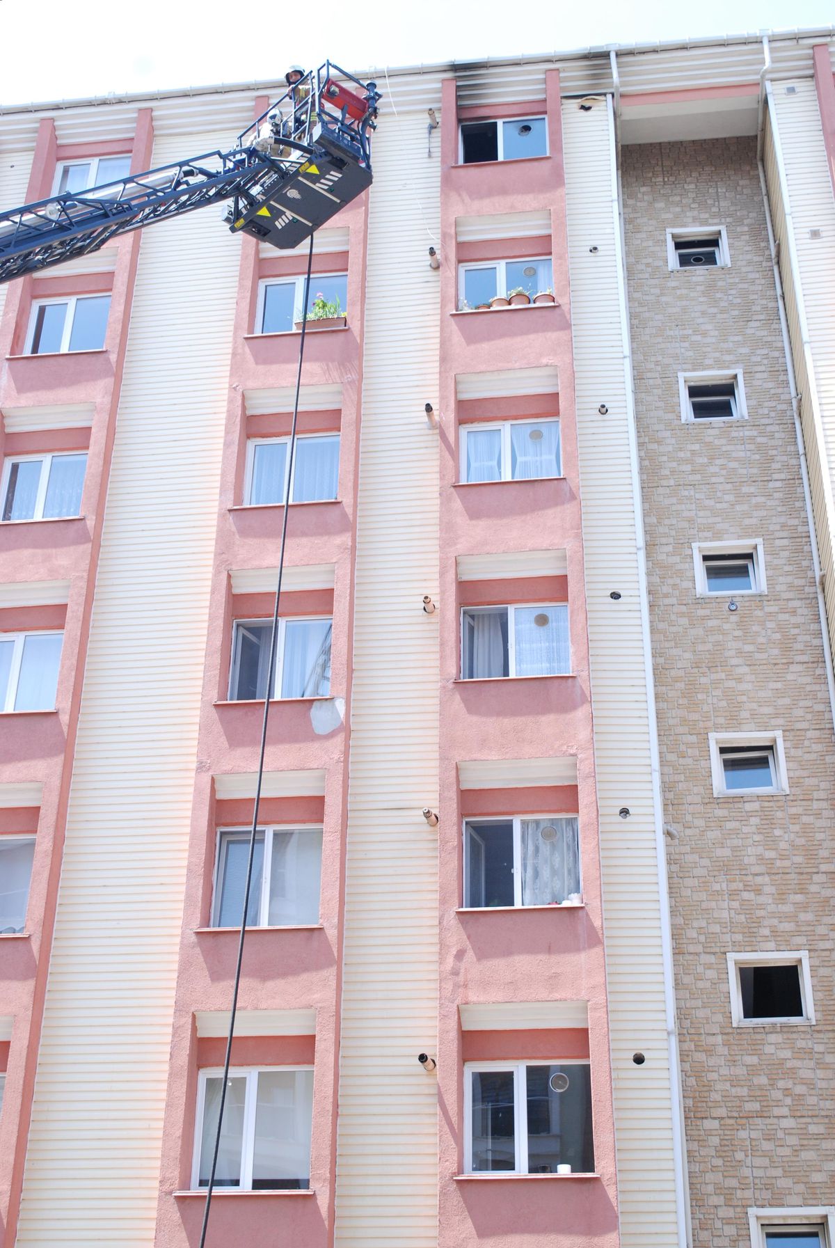 Son dakika... Kartal\'da bir dairede çıkan yangın söndürüldü