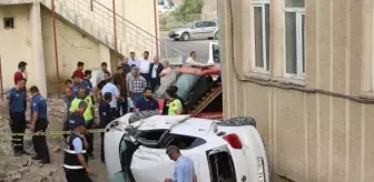 Son dakika! Kontrolden çıkan otomobil belediye bahçesine uçtu: 3 yaralı