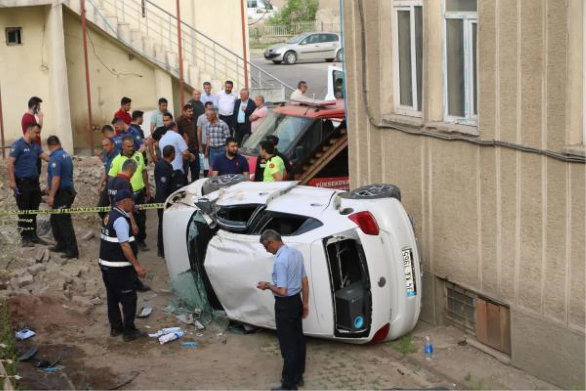 Son dakika! Kontrolden çıkan otomobil belediye bahçesine uçtu: 3 yaralı