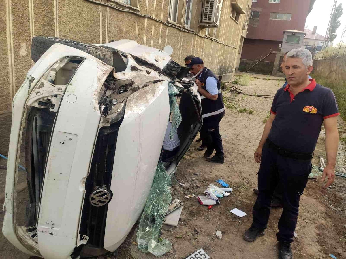 Kontrolden çıkan otomobil belediyenin bahçesine düştü: 3 yaralı