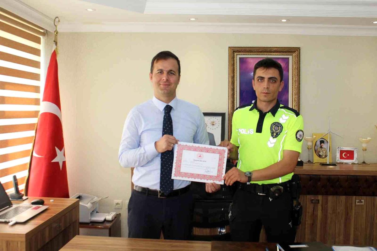 Son dakika: Köpek yavrularını selden kurtaran polis memuru ödüllendirildi