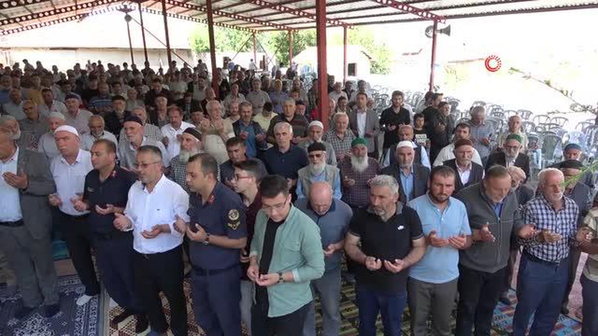 Köylüler yağmur ve şükür duasına çıktı