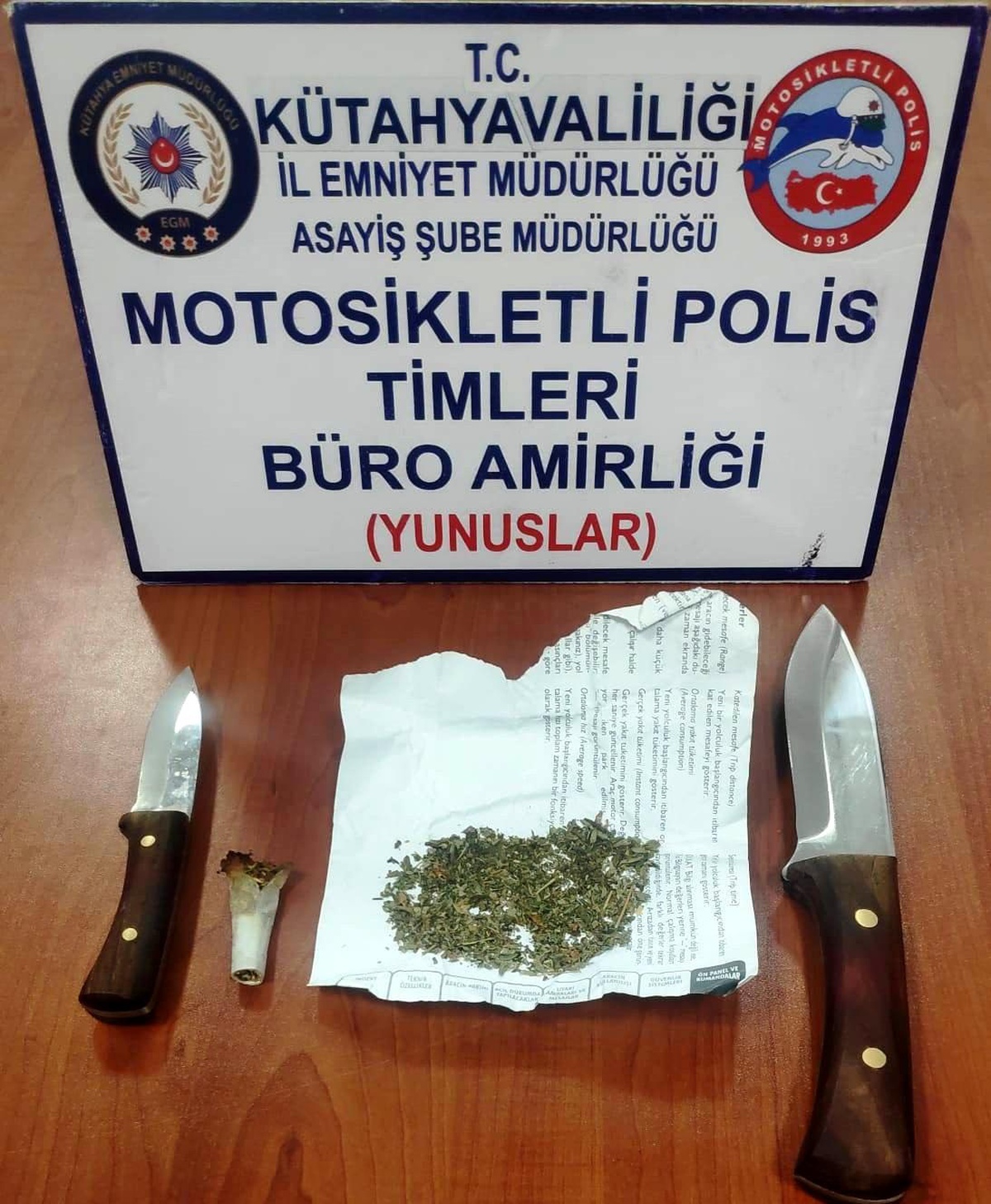 Kütahya\'da 3 kişinin bulunduğu araçta uyuşturucu madde ve kesici alet ele geçirildi