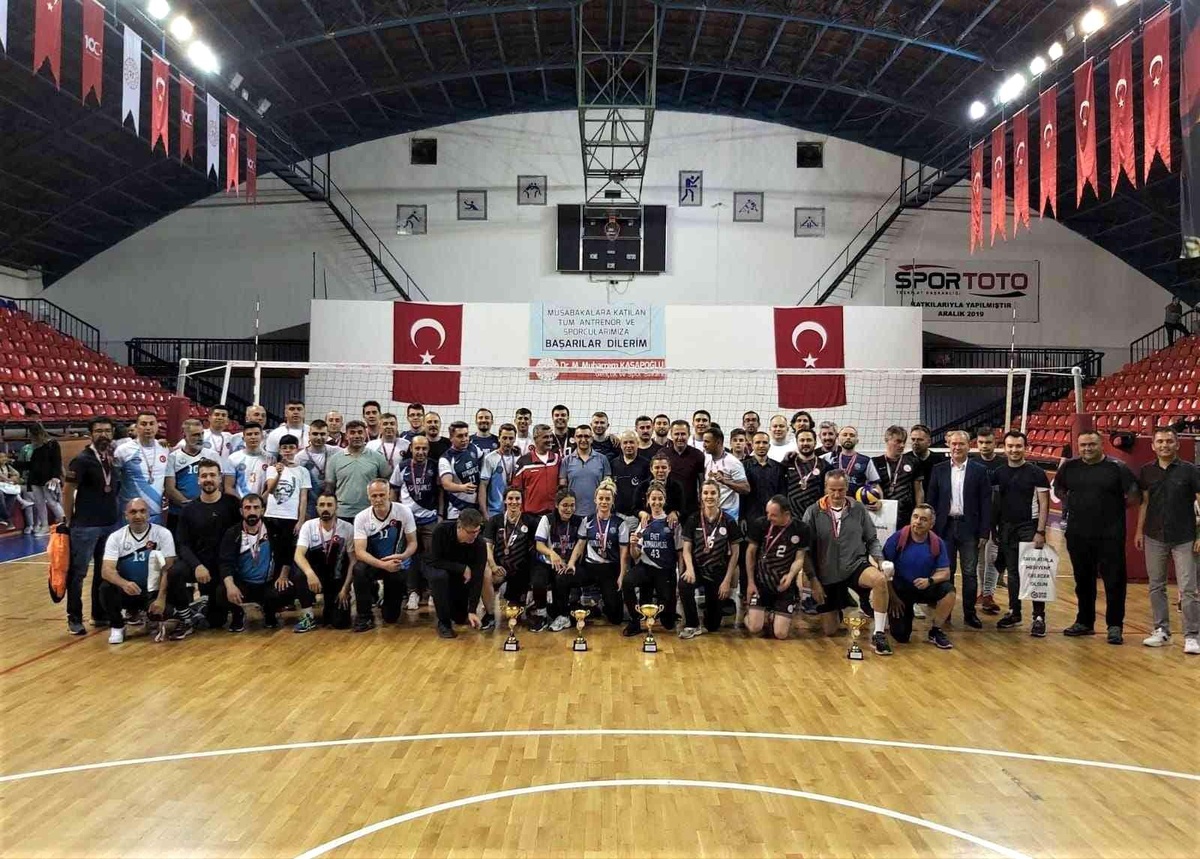 Kütahya\'da kurumlar arası voleybol turnuvası sona erdi