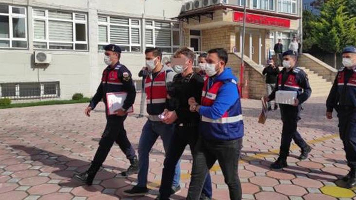 Boşanma aşamasındaki adam, eşine arkadaşlık istediği gönderdiği için kuzenini öldürmüş