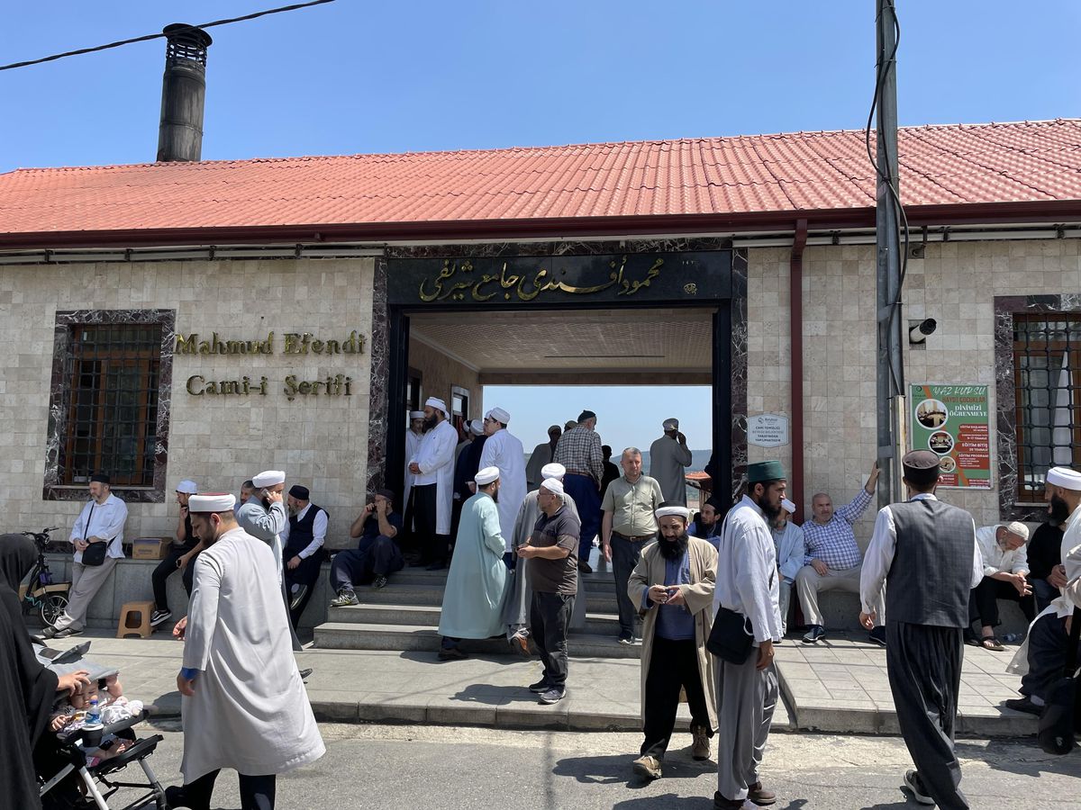 Mahmut Ustaosmanoğlu'nun evinin önündeki taziye ziyaretleri sürüyor