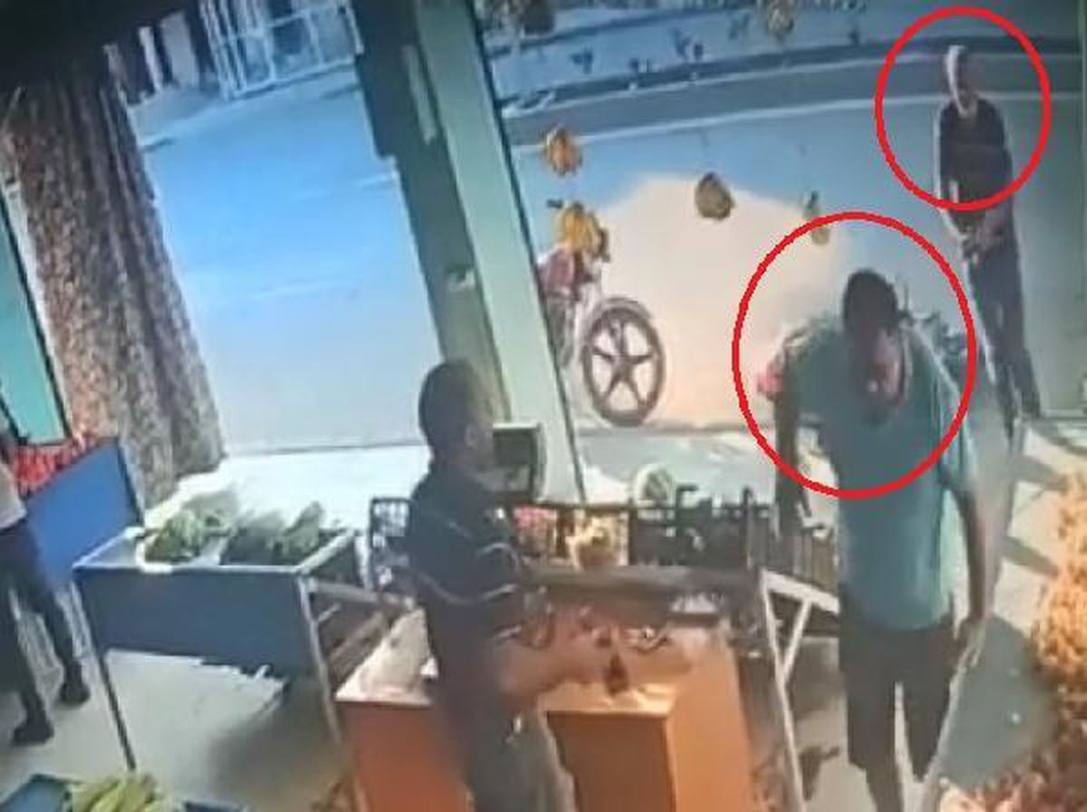 Son dakika haber... Mersin\'de dükkan önünde silahla saldırı kamerada