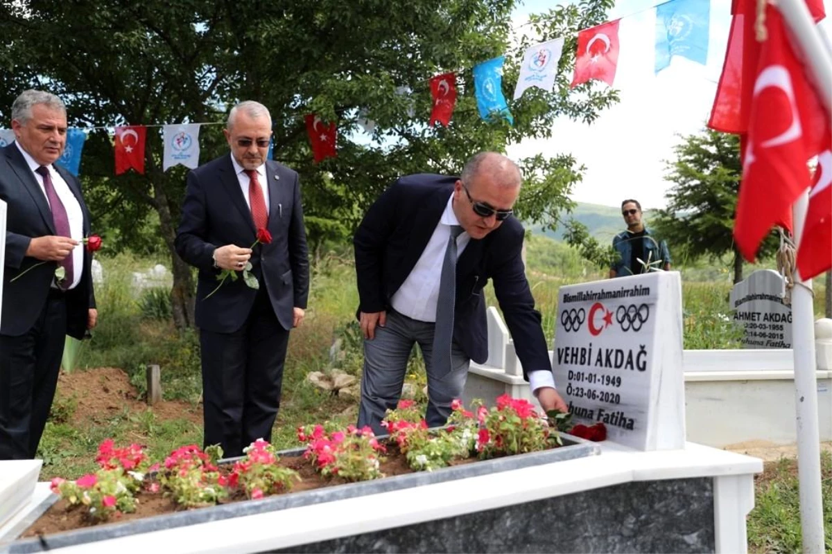 Milli güreşçi Akdağ, mezarı başında anıldı