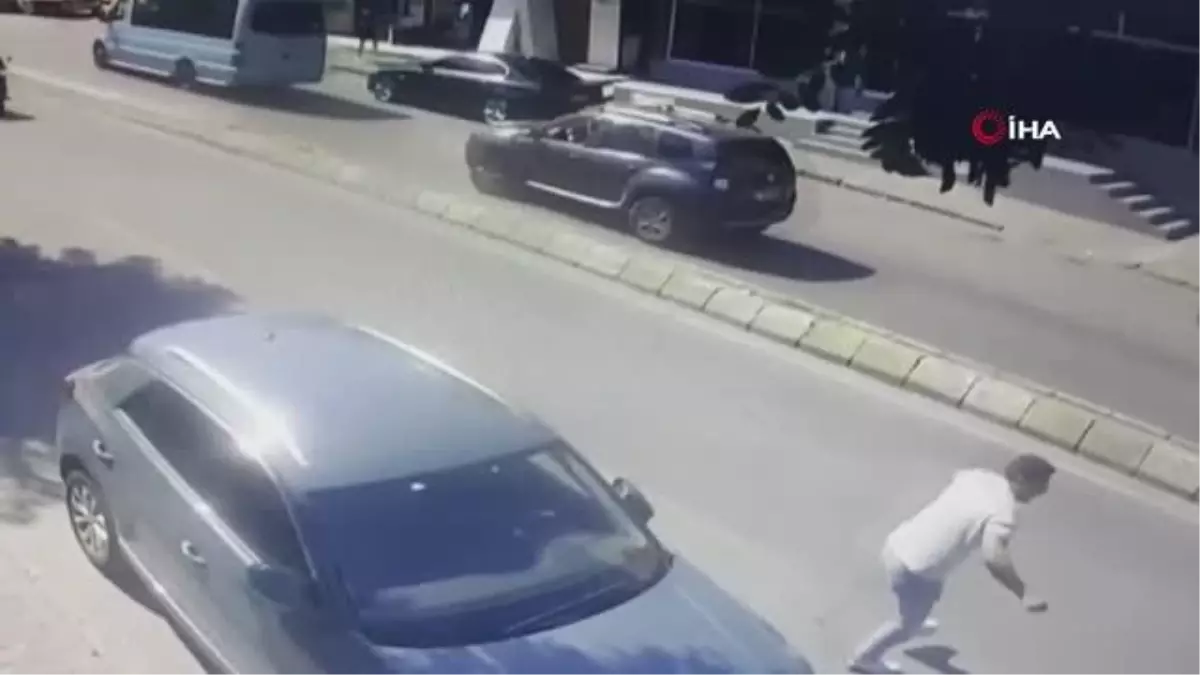 Motosikletin çarptığı yaya, başka bir yayanın üzerine böyle savruldu