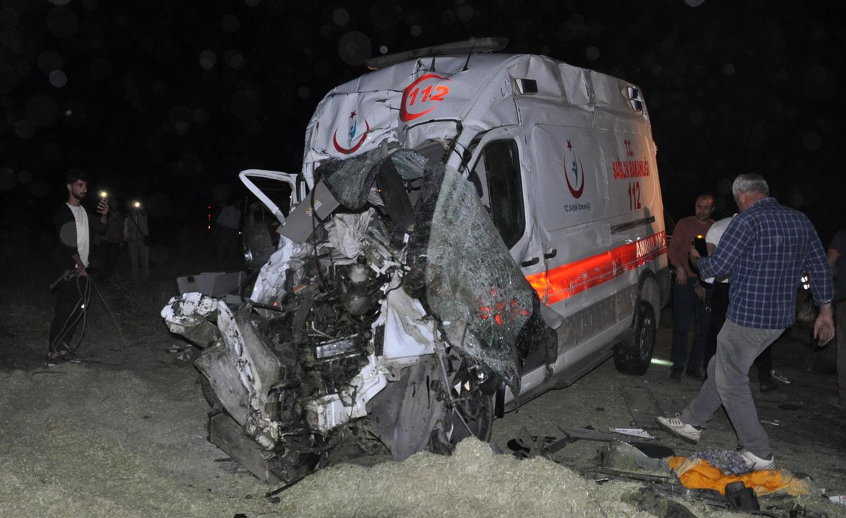 Ambulans ile traktörün çarpışması sonucu 5 kişi yaralandı