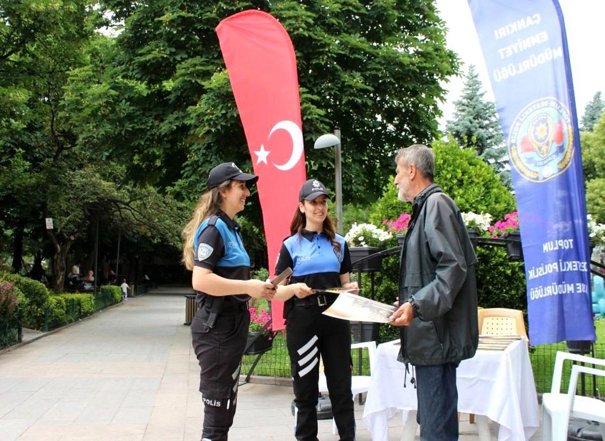 Son dakika... Polis ekipleri vatandaşları orman yangınlarına karşı bilgilendirdi