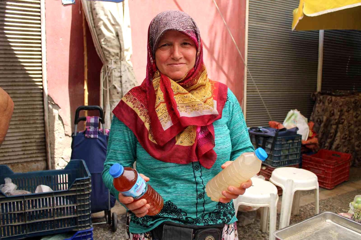 Raziye Teyze, üzüm sirkesi yaparken ilginç yöntem uyguluyor