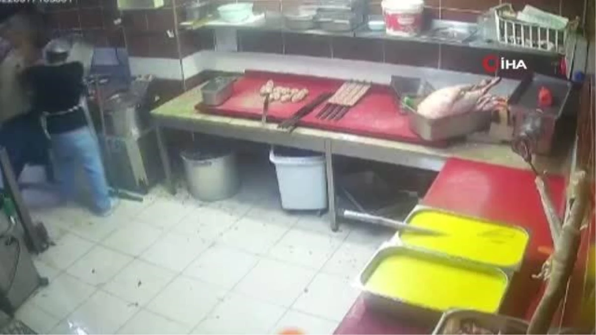 Restoran çalışanları mutfak malzemeleriyle birbirine böyle saldırdı