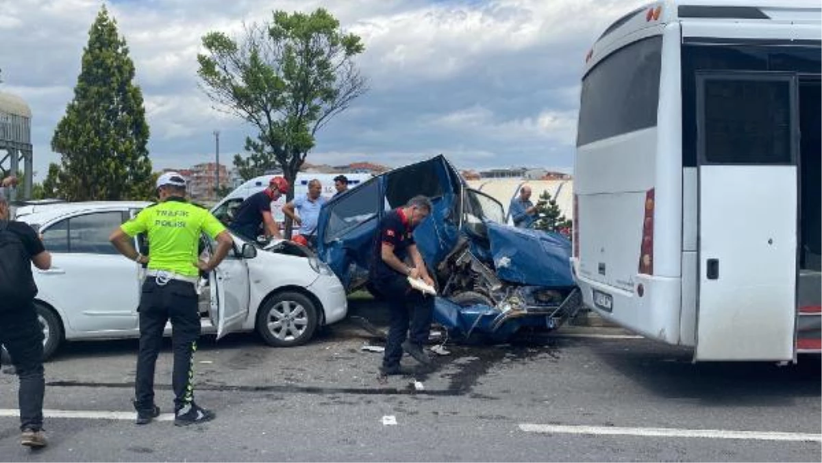 Servis otobüsü kırmızı ışıktaki 2 otomobile çarptı: 3 yaralı