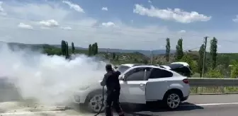 Seyir halindeki otomobilin motoru alev aldı