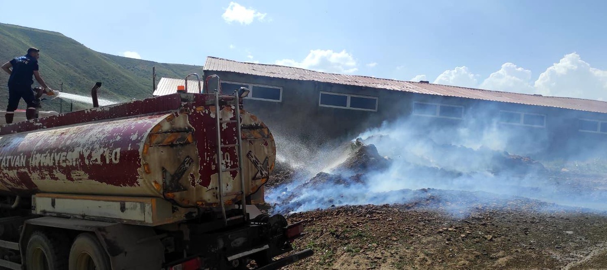 Son dakika haberi! Tatvan\'da çıkan yangın yerleşim yerlerine sıçramadan söndürüldü