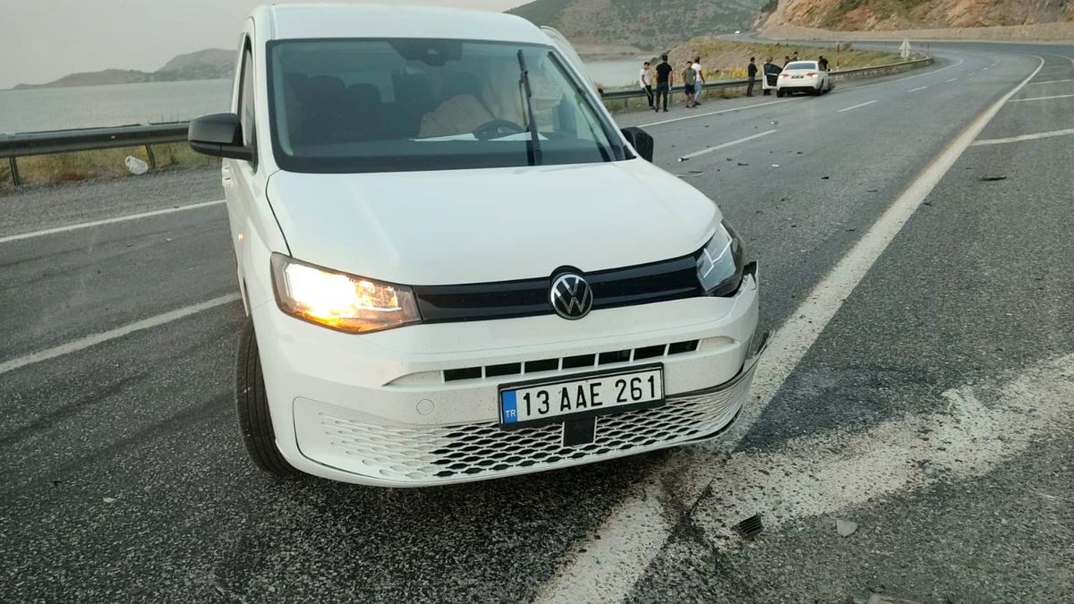Tatvan\'da trafik kazası: 3 yaralı