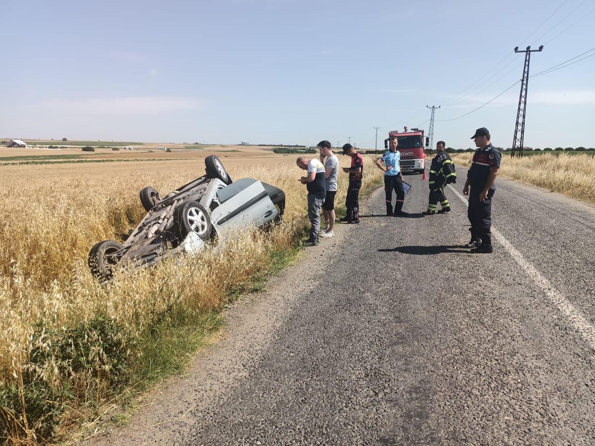 Tekirdağ\'da devrilen otomobildeki 3 kişi yaralandı