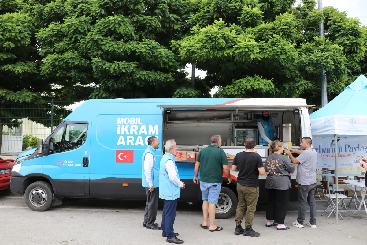 Türkiye Diyanet Vakfı yurda gelen gurbetçileri Kapıkule\'de ikramlarla karşılıyor