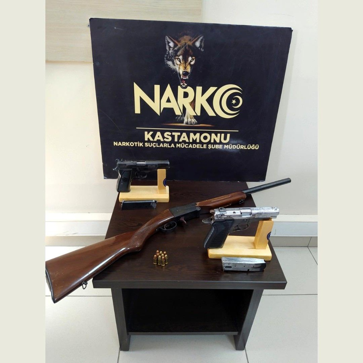 Son dakika: Uyuşturucu operasyonunda ruhsatsız silahlarla yakalandı