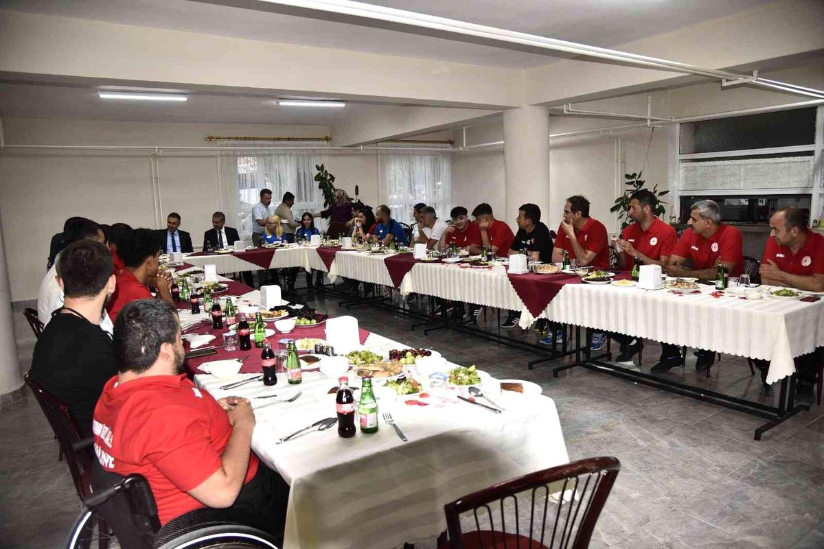 Karaman Valisi Akkoyun İl Özel İdaresi Sporcu ve Antrenörleriyle buluştu