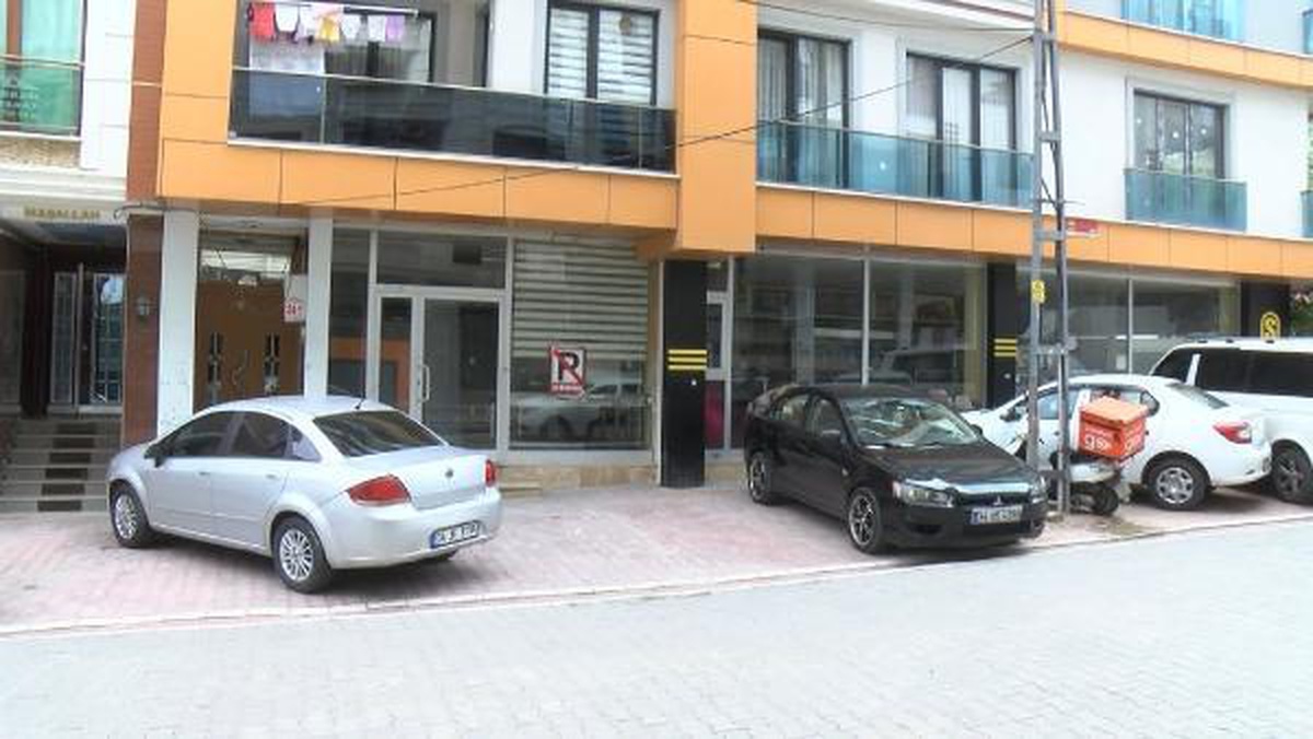 Alacaklı olduğu parayı ödemeyen eski iş yerinin camlarını kırdı
