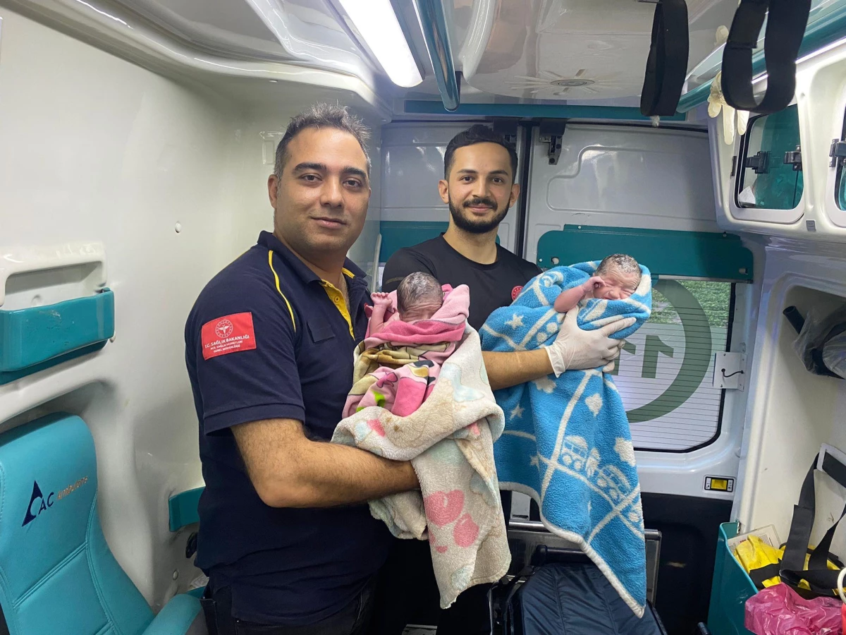 Son dakika gündem: Ambulansta dünyaya getirdiği ikizlerine sağlık ekibinin ismini verdi