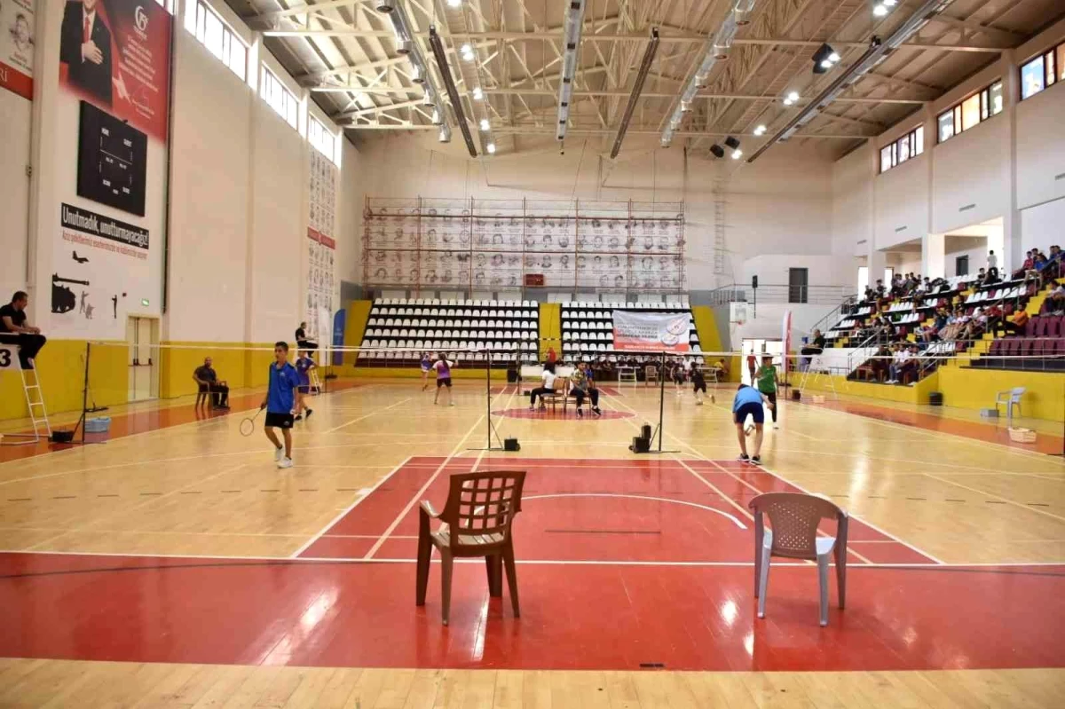 Analig badminton çeyrek finalleri Elazığ\'da başladı