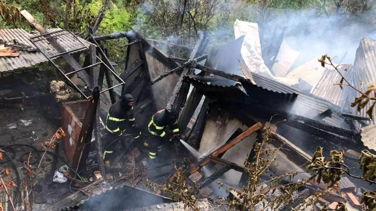 Son dakika haberi... Artvin\'de çıkan yangında iki katlı ahşap ev küle döndü