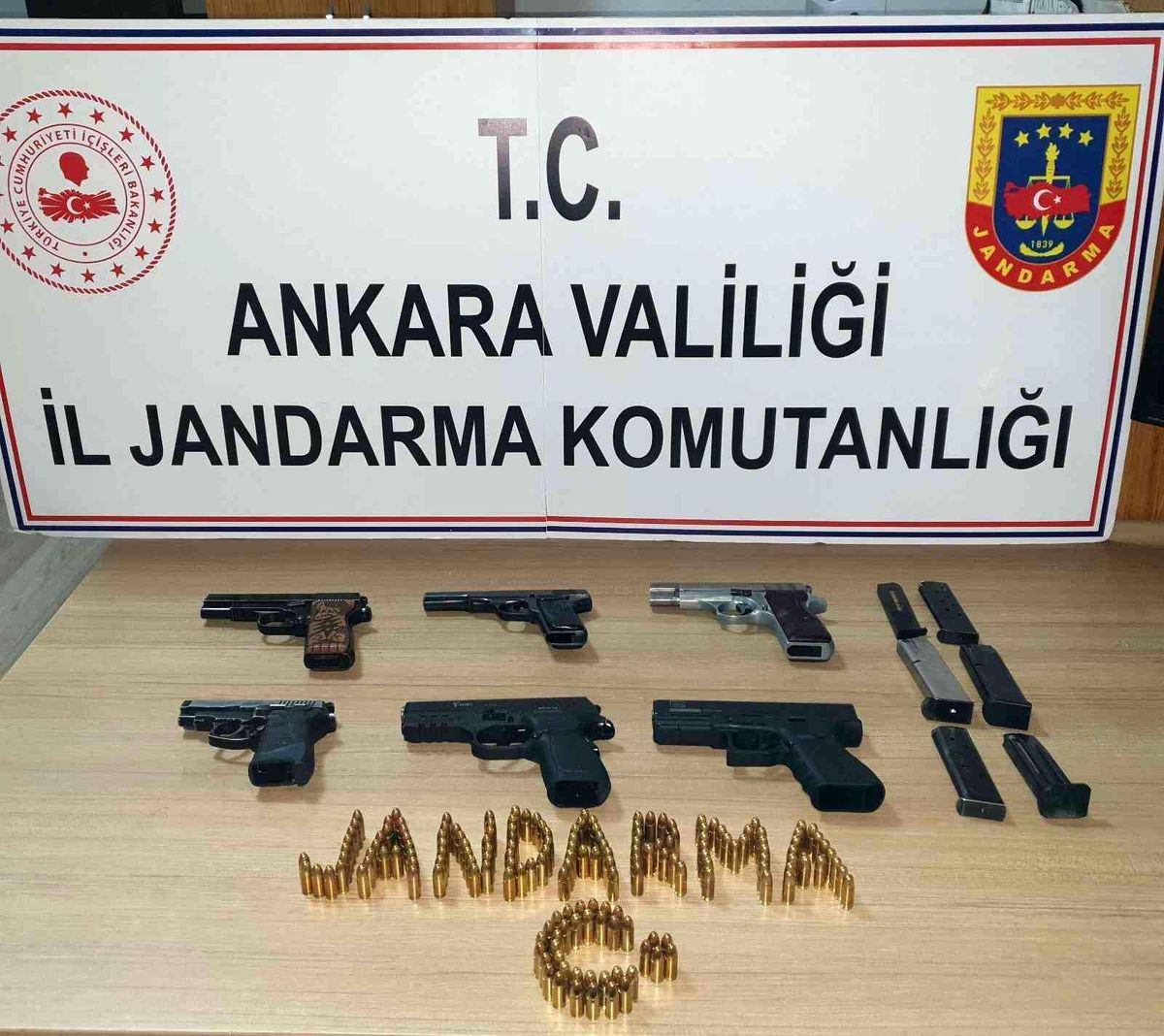 Başkent\'te bir araçta 6 adet tabanca bulundu