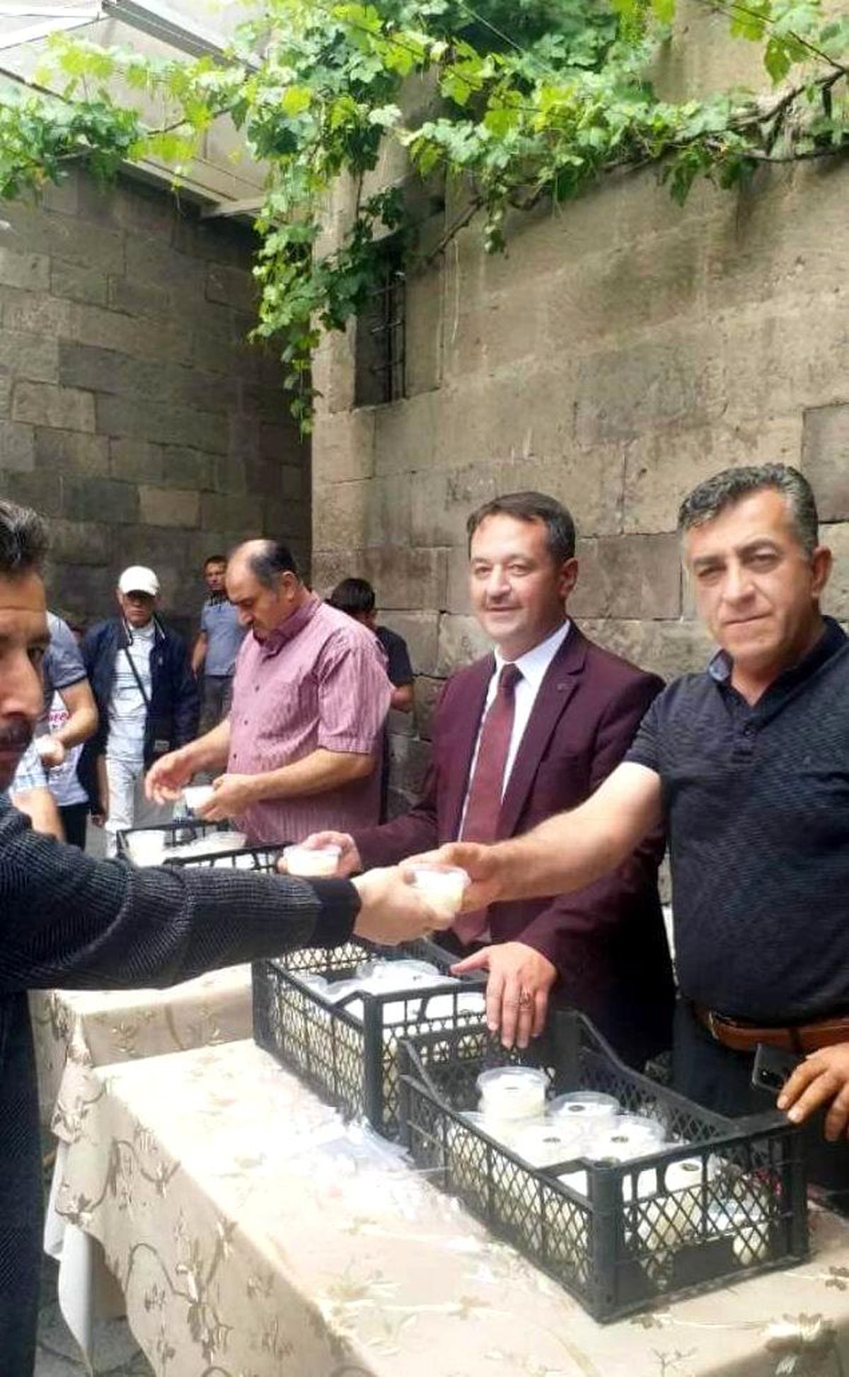Birlik Vakfı\'ndan sütlaç ikramı