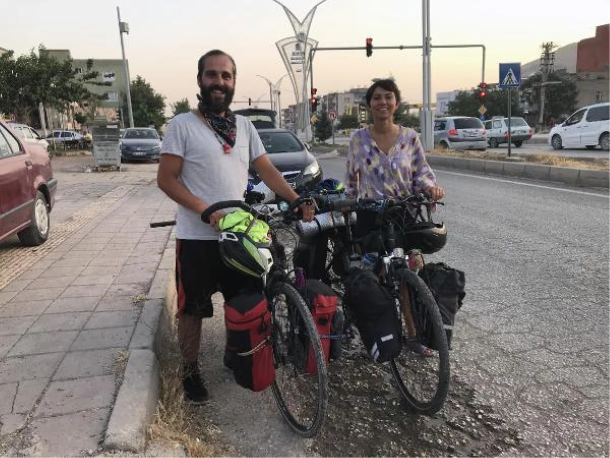 Bisikletle Türkiye turuna çıkan İzmirli çift, günde 60 TL harcayarak Mardin\'e ulaştı