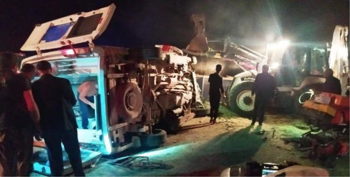 Bitlis\'te ambulans, traktöre çarptı: 3\'ü sağlıkçı 5 yaralı