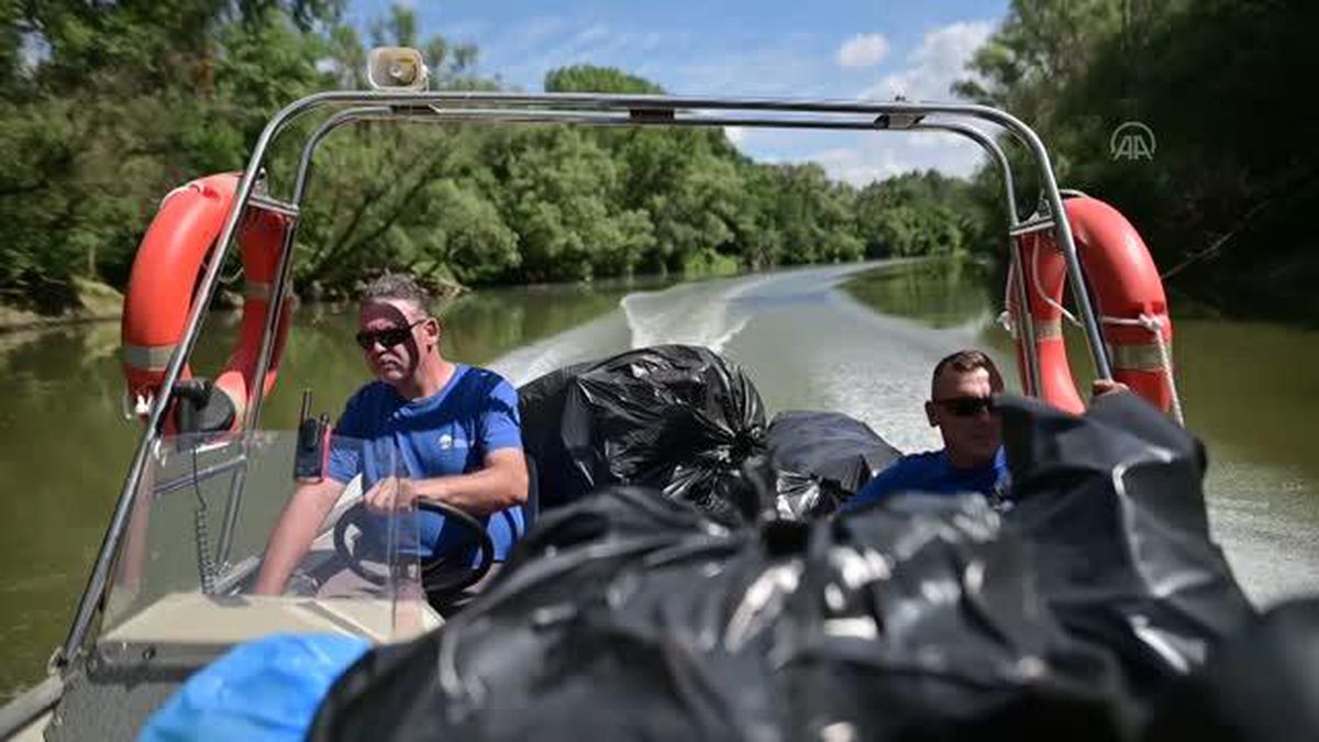 Bodrog Nehri'nde temizlik çalışması