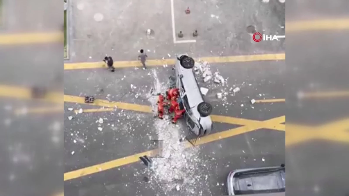 Son dakika: Çin\'de elektrikli otomobil 3. kattan düştü: 2 ölü