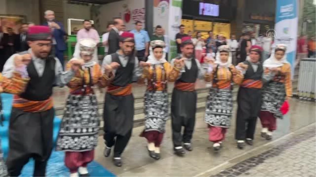 Dışişleri Bakanı Çavuşoğlu, Kiraz Festivali\'nin açılışına katıldı