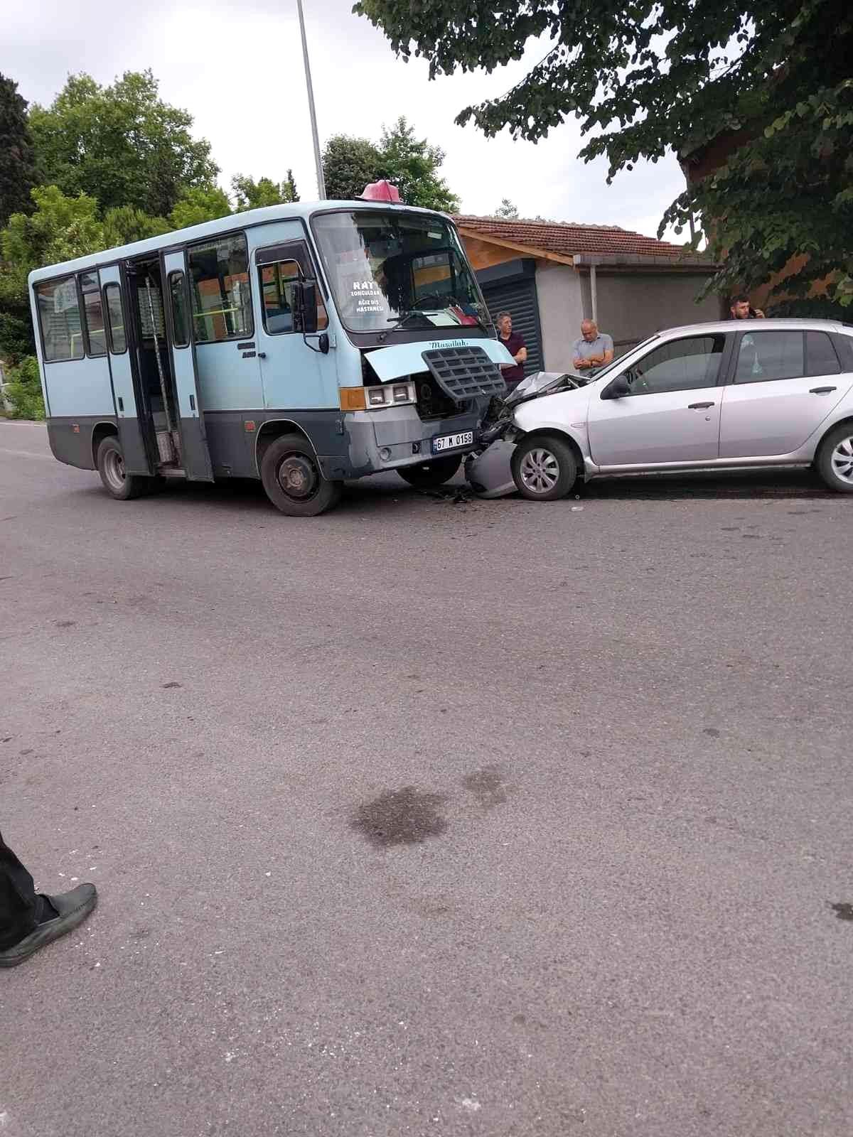 Dolmuş ile otomobil çarpıştı