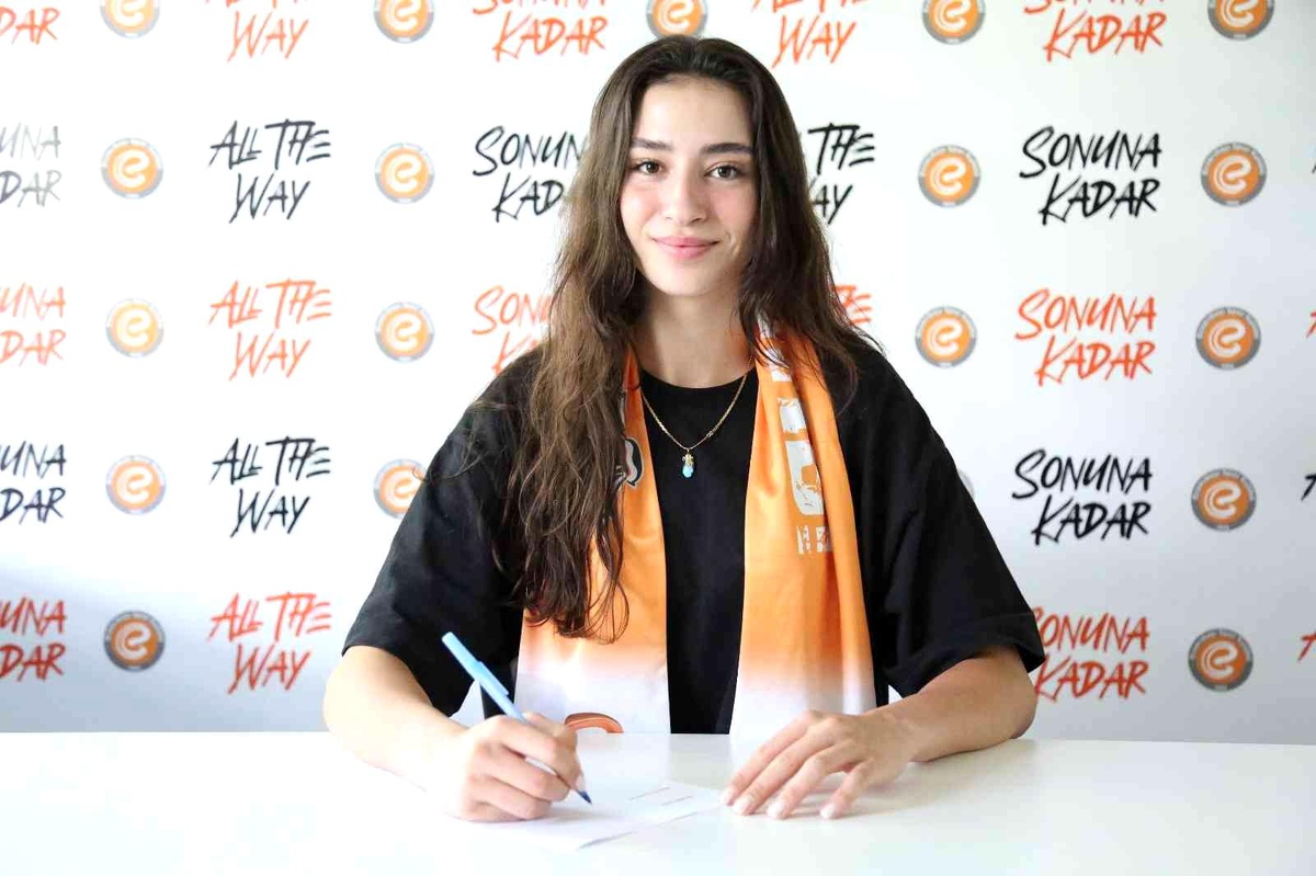 Eczacıbaşı Dynavit, milli smaçör Saliha Şahin ile sözleşme yeniledi