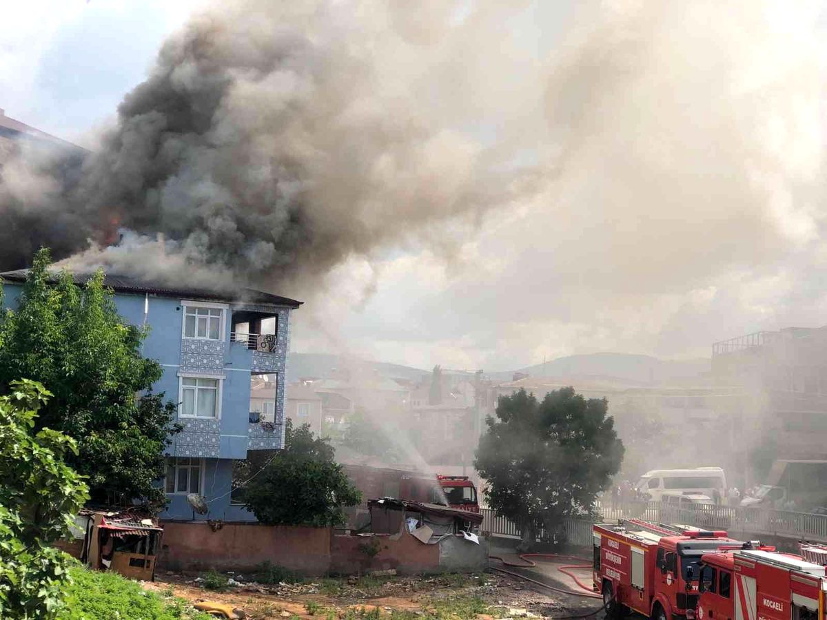 Elektrik tesisatından çıkan yangın binayı sardı, ev sahibi yaralandı
