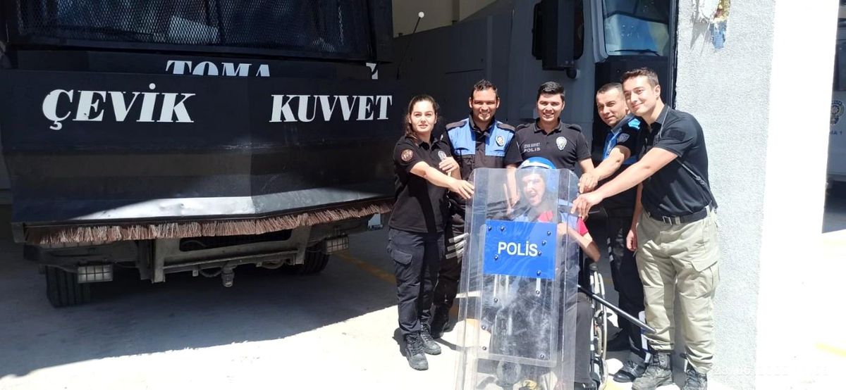 Engelli gencin polis olma hayalini gerçekleştirdiler