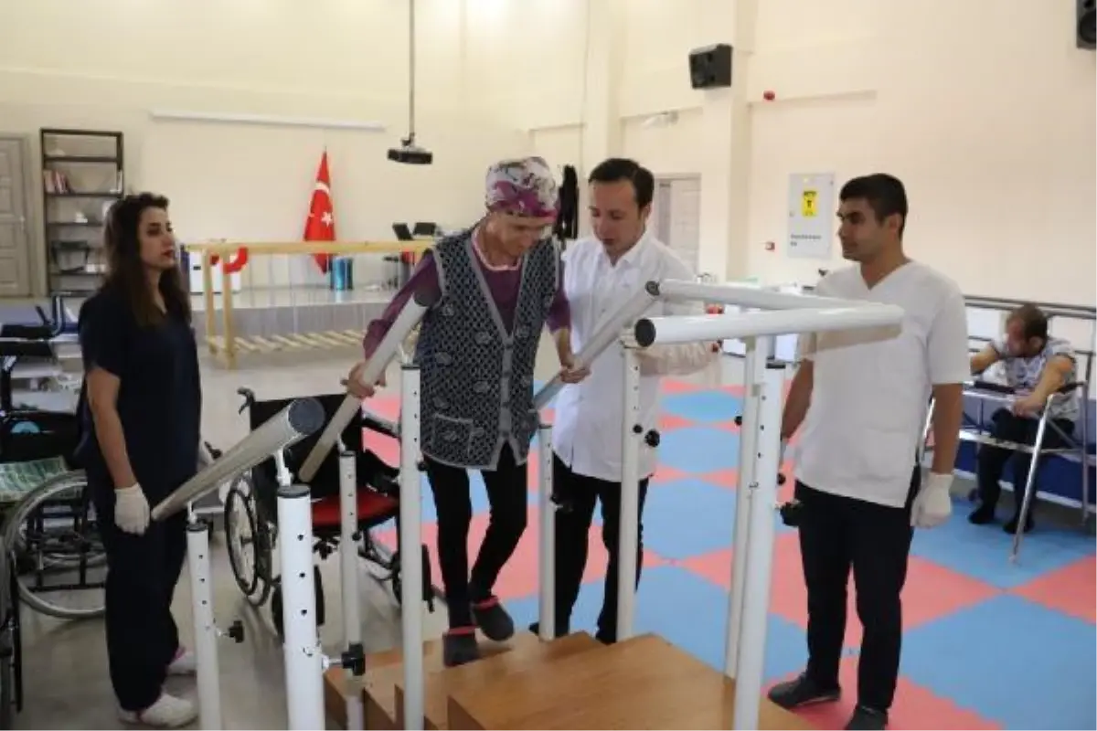 Engelsiz Yaşam Merkezi'nde yeniden yürümeye başladılar