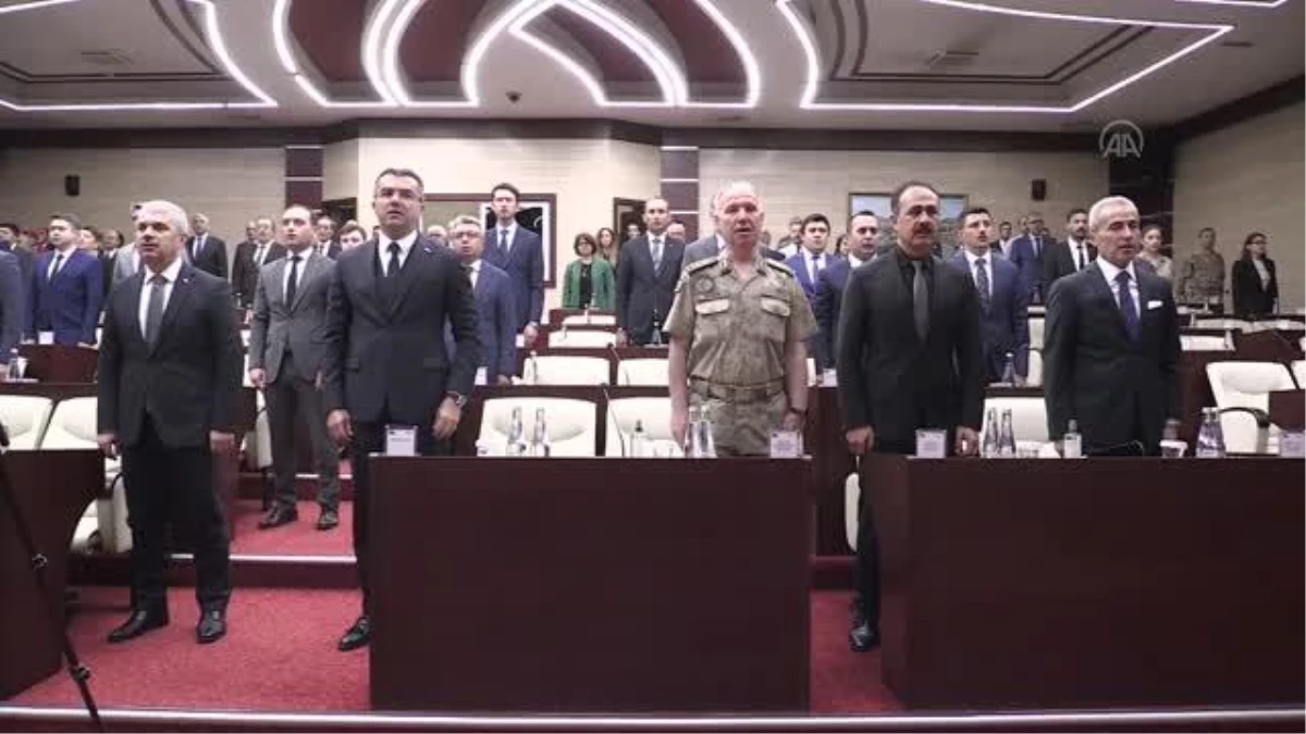 Erzurum Valisi Memiş\'ten kolluk kuvvetlerine "vatandaş" ve "hukuk" konularında tavsiyeler