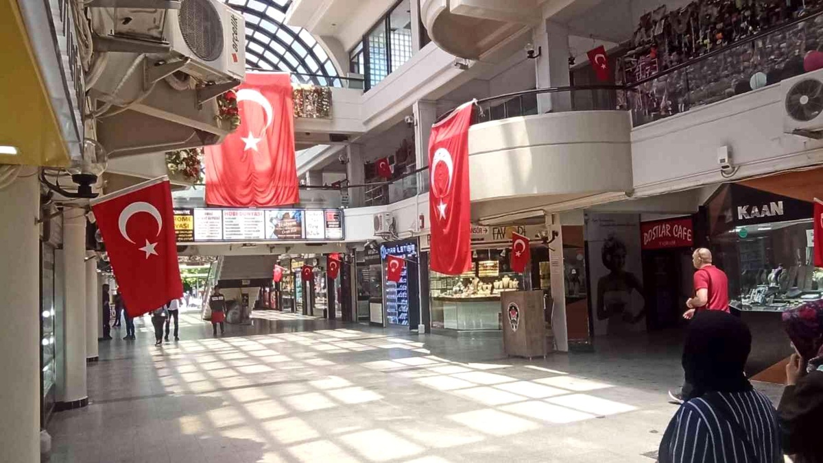 Eskişehir esnafı şehidini bayraklarla andı