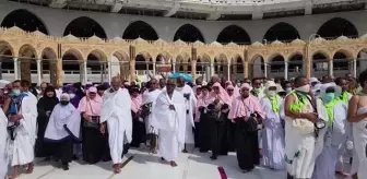Hacı adayları cuma namazını Kabe'de kıldı